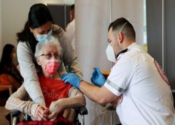 “Mos humbisni kohë”/ Ky është shteti që do të ofrojë dozën e 4-t të vaksinës anti-COVID për personat…