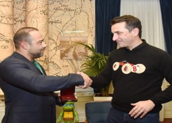 Veliaj i jep medaljen e mirënjohjes së qytetit kampionit të bodybuilding