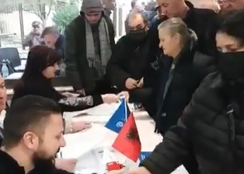 VIDEO/ Referendumi i Berishës: Në një anë pihet kafe e raki, në anën tjetër votohet për shkarkimin e Bashës
