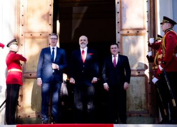 Zëri i Amerikës: Varhelyi nxiti Ramën, Vuçiç dhe Zaev që ta vazhdojnë Ballkanin e Hapur!