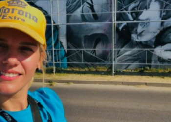 Erdhi për një festival, por “dashurohet” me Kosovën/ Njihuni me zviceranen që zbukuron muret e Prishtinës