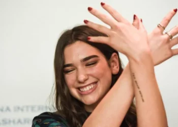 Rrëfehet Dua Lipa për median e huaj: Më thonin se Kosova nuk ekziston! Unë i di jetët që kanë humbur