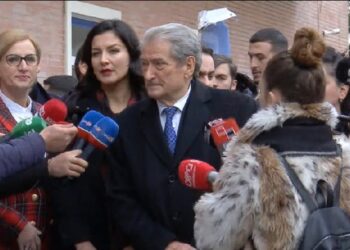 “Mirënjohje heronjve të 8 janarit”/ Berisha nga PD: Faktuan që Basha është armik për demokratët!