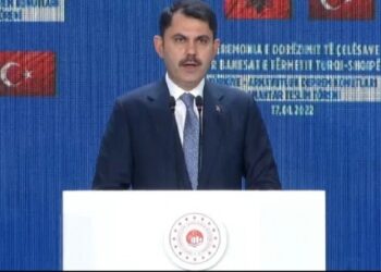 “T’i gëzoni banesat e reja”/ Ministri turk: Lidhjet rrënjësore me nesh ka bërë të ndajmë bashkë gëzimet dhe hidhërimet!