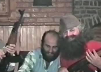 Fotot e rralla të Adem Jasharit/ Heroi pozonte me kallashnikov në dorë e shqiponjën dykrenare