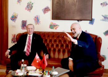 Rama u përgjigjet kritikëve: Shqipe të inatosura që dynden te dera e ‘mullixhiut’. Ku lidhet Turqia moderne me luftën e para 5 shekujve?