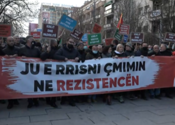“Albin mashtruesi”, kështu janë sloganet e protestave në Kosovë kundër kryeministrit Kurti
