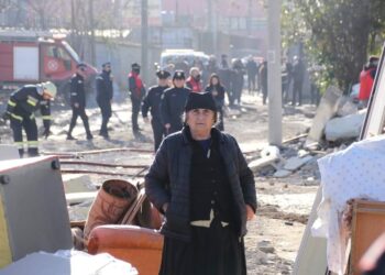 Aksioni i IKMT te “5 Maji”, banorët e kalojnë natën jashtë: Nuk duam banesa sociale!
