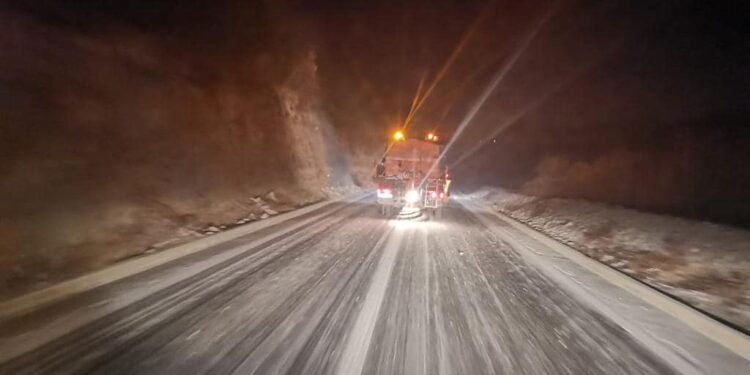 Reshjet e borës/ ARRSH jep njoftimin për situatën e rrugëve: Reduktoni shpejtësinë!