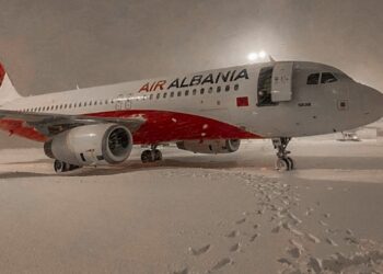 Moti i keq/ Avioni i ‘Air Albania’ bllokohet në Stamboll, shkak stuhia e dëborës