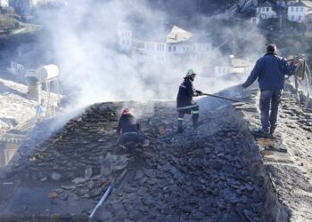 Gjirokastër/ Përfshihet nga flakët një banesë dy-katëshe në Dunavat, rrezikohen edhe shtëpitë e tjera
