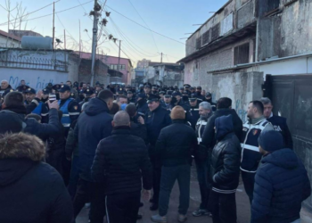 “5 Maji” blindohet nga policia/ Protesta e banorëve kundër shembjeve “bashkon” në terren PD-në