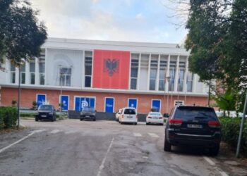 FOTO-LAJM/ Lulzim Basha bën ndryshime në seli 2 ditë përpara se t’i skadojë afati i vendosur nga Sali Berisha për të liruar zyrën