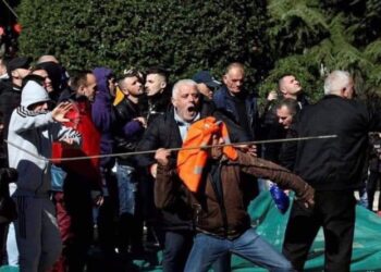 Ironia e gazetarit për protestën: “Kampion, mungesa jote u ndje sot.  Vetëm shtiza jote mund t’i kishte shkuar direkt në zyrë Bashës