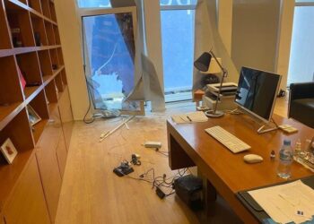 (Fotot nga Selia BLU) Xhama të thyer, dyer të shkatërruara: Ja çfarë ka mbetur në godinën e PD pas dhunës nga protestuesit e Berishës