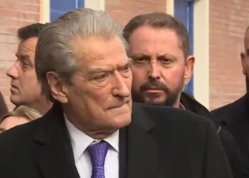 FOTO: Berisha njofton deklaratë në selinë blu, i vihet dryni portës hyrëse