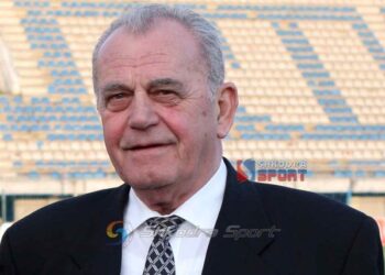 FOTOLAJM/ “Pushofsh në paqe”-Si u nderua në ndeshjen mes Tiranës dhe Vllaznisë legjenda Rragami