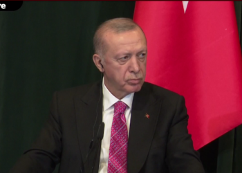 “Ah ç’më bëre me këtë pyetje”/ Gazetarja zë ‘ngushtë’ Erdoganin, Presidenti turk: Gjithçka sipas vëllazërisë…