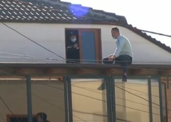 VIDEO: Tensione te “5 Maji”, forca të shumta policie kapin të riun mbi çatinë e shtëpisë