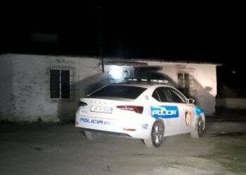 Horrori në Kuçovë / Hetimet: Fqinji e mbyti 64-vjeçaren me duar, e zhveshi, e hodhi në kanal