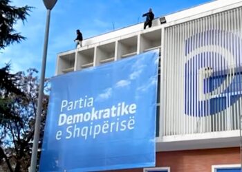 Vendoset banderola në PD/ Basha poston videon: Do ringrihemi si shpresa e vetme e shqiptarëve!