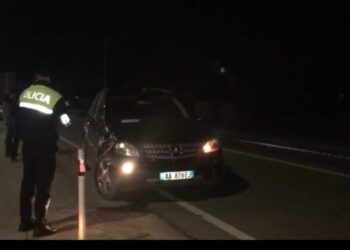 Makina me shpejtësi nuk ndalet, merr përpara policin e Rrugores