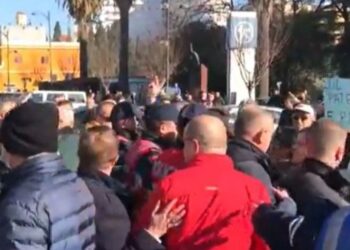 Tensione në Fier/ Mbështetësit e Bashës ‘përplasen’ me ata të Berishës, ndërhyn policia (VIDEO)