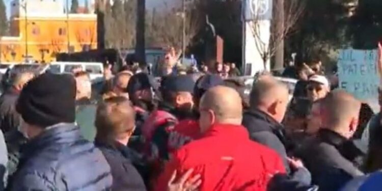 Tensione në Fier/ Mbështetësit e Bashës 'përplasen' me ata të Berishës, ndërhyn policia (VIDEO)