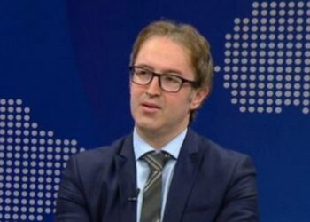 Tomor Alizoti jep “recetën” për Bashën dhe Berishën: Ja si zgjidhet përçarja në PD