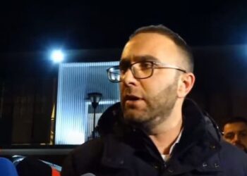 U përdor armë dhe lëndë plasëse nga selia e PD?/ Bardhi: Dikujt që i fluturoi tulla mbi tavolinën e punës u mbrojt me fikse zjarri