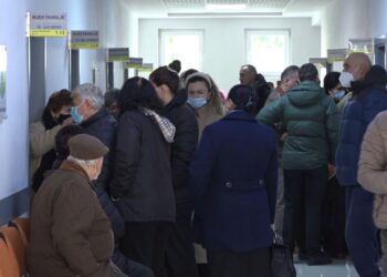 “Bum” infektimesh me Omicron në Shqipëri, ekspertët: Dy javët e ardhshme janë vendimtare