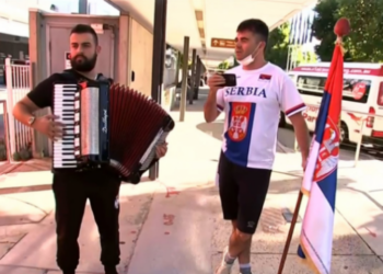 VIDEO/ Tenistit s’iu lejua hyrja në Australi, serbët ‘shpërthejnë’ në këngë nacionaliste: Askush s’mund të ma rrëmbejë Kosovën nga shpirti im