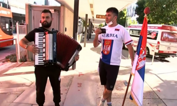 VIDEO/ Tenistit s'iu lejua hyrja në Australi, serbët ‘shpërthejnë’ në këngë nacionaliste: Askush s'mund të ma rrëmbejë Kosovën nga shpirti im