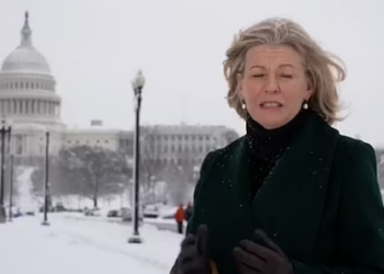 VIDEO: Po raportonte live, shihni momentin kur gazetarja ‘mbytet’ nga stuhia e borës