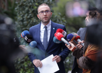 “PD s’bëhet parti karagjozësh”/ Bardhi: Myftar Lumneshi, shoqëruesi i Berishës me rekorde kriminale. Vijnë për show në seli