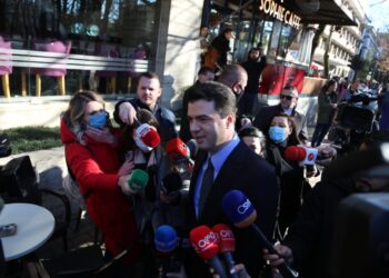 “Guxim i madh”/ Artan Hoxha tregon prapaskenat e takimit të Bashës me gratë: Të bësh takim para hundës së Marshallit e Myftarit, kur… Vetëm nëse i ka dhënë garanci!