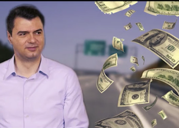 VIDEO/ “Femrat t’u mu ngjit si merimangë, lekt me një anë”! Plas “gallata” me Bashën, Tik Tok-u që po thyen rrjetin