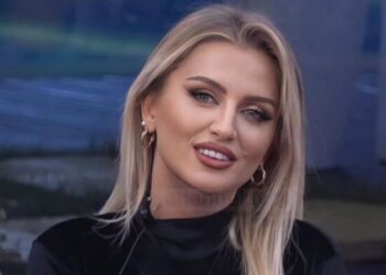 “Doja t’ju rrihja mbrëmë”/ Mbesës së Nishanit nuk i mbajnë më nervat me Monikën e Arjolën: Si mund të qeshësh kur…!
