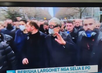 FOTO/ Pasi dështoi në marrjen e selisë së PD, Berisha me maskë dhe syze i drejtohet Kryeministrisë
