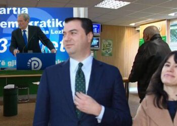 Berisha akuzoi Bashën si pronar kompanie bastesh, reagon PD: Mashtrues kronik, sillet vërdallë dhe tregon gënjeshtra