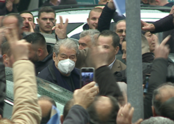 U mor në mbrojtje nga Garda, ironizon Berisha në oborrin e selisë: Një akt për të marrë peng zonjën Alibeaj! Ne jemi për protestë paqësore, Basha të hapë dyert