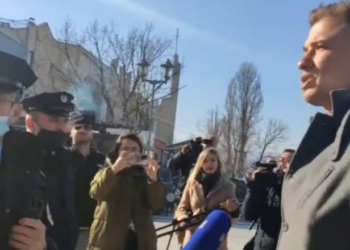 Serbi kalon urën për të “votuar” në Mitrovicë, policia i flet vetëm shqip dhe e kthen mbrapsht