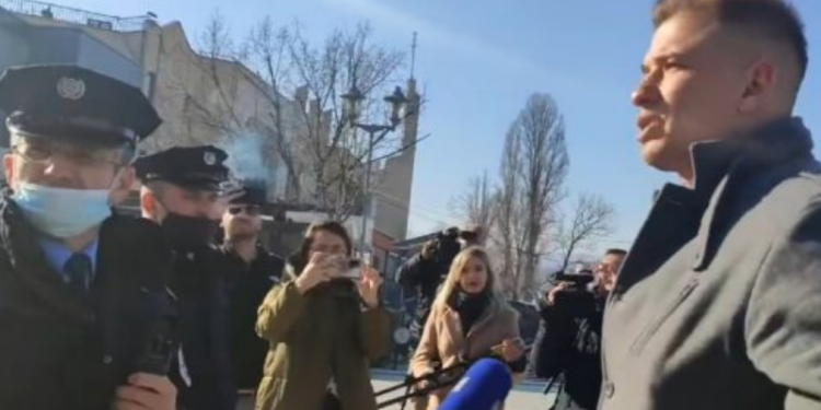 Serbi kalon urën për të “votuar” në Mitrovicë, policia i flet vetëm shqip dhe e kthen mbrapsht