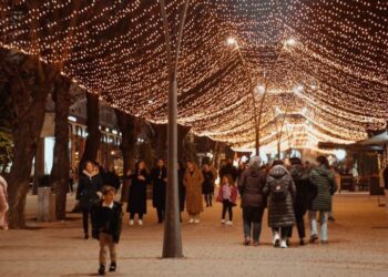 Rama shpërndan në rrjet fotot nga atmosfera festive në Korçë