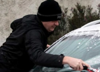 Akull në xhamin e përparmë të makinës? Ja metoda “magjike” për ta pastruar lehtë