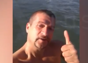 VIDEO / Temperatura -10 gradë, i riu nga Pogradeci lahet në liqen