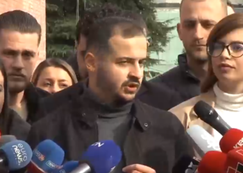 Berisha dërgon disa të rinj te selia e PD: O Lulzim Basha, o qen! Ç’është kjo derë e mbyllur?