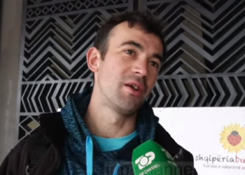 “Edhe për të vajtur në Tropojë paguaja për tampon”, Historia e 27 vjeçarit që nuk besonte te vaksina, sot mori dozën e dytë