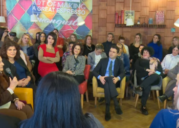 E veshur me të kuqe, “sfida” e Grida Dumës: S’ka mjerim më të madh për Sali Berishën që nxjerr 5 njerëz kundër PD