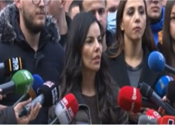 Mbështetës të Berishës/ Anëtarë të FRPD në seli: Zyrat janë bastisur, ndihet akoma era e gazit lotsjellës. Basha ka çuar emrat tanë në komisariate…!
